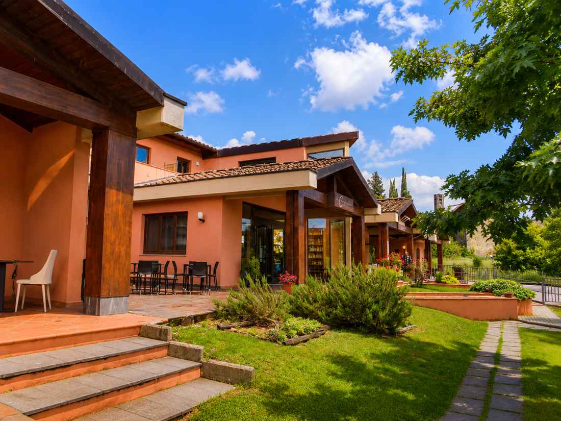 L'edificio Ai Canipai con prato, terrazza e vialetto del giardino in Garfagnana