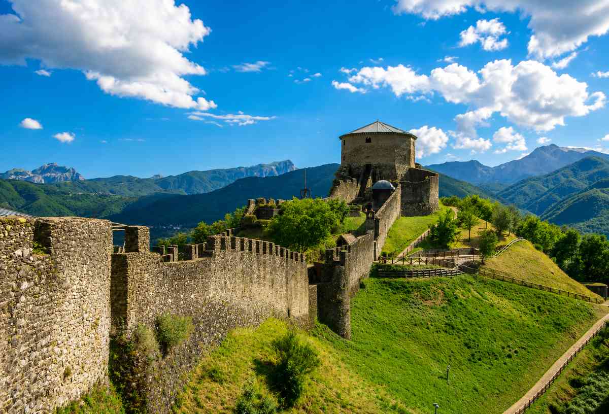 Fortezza delle Verrucole sopra la verde valle della Garfagnana in Toscana